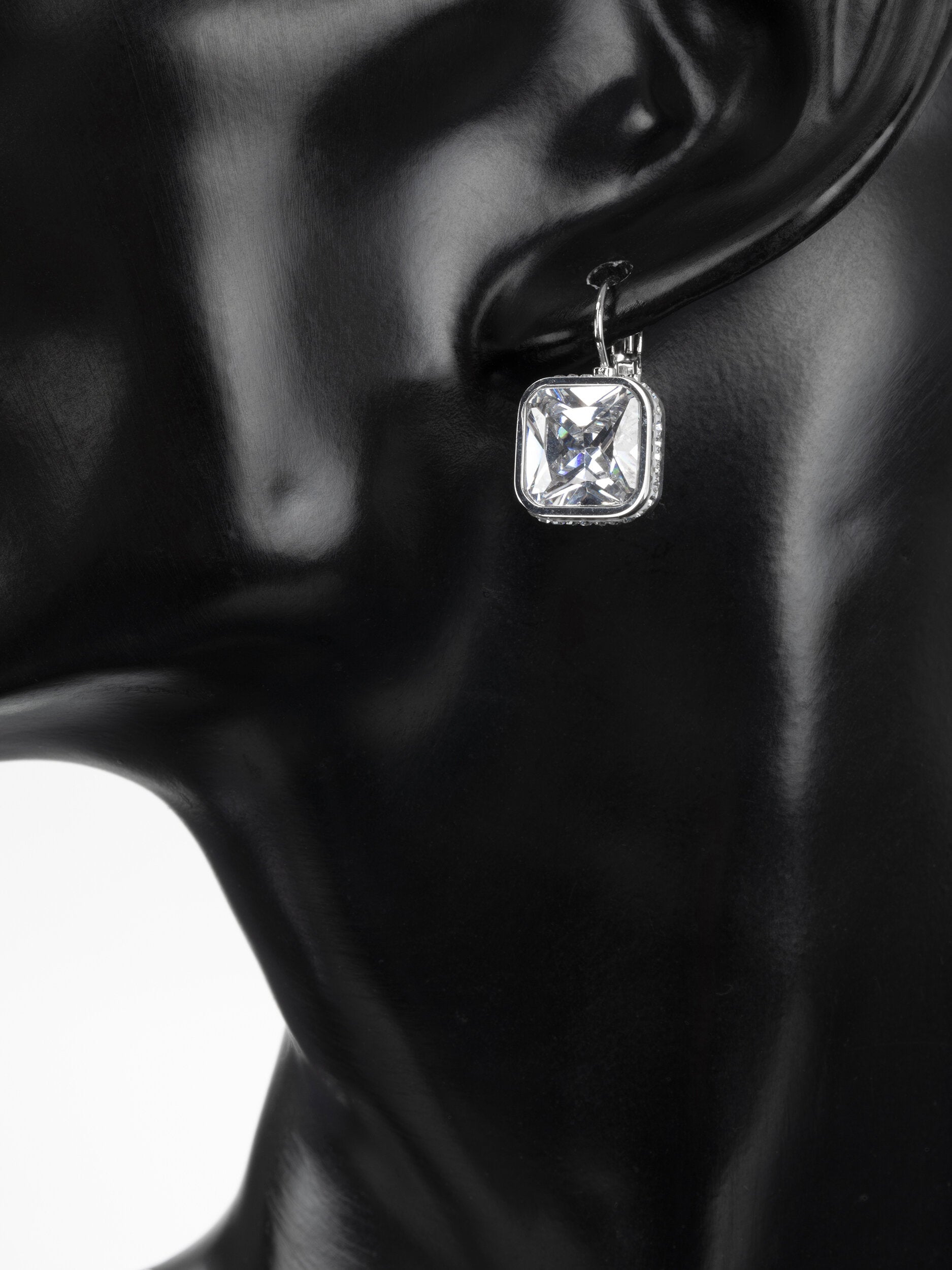 Luxusní náušnice z chirurgické oceli s výraným čirým krystalem ve tvaru čtverce s drobnými krystaly NE1956-0101