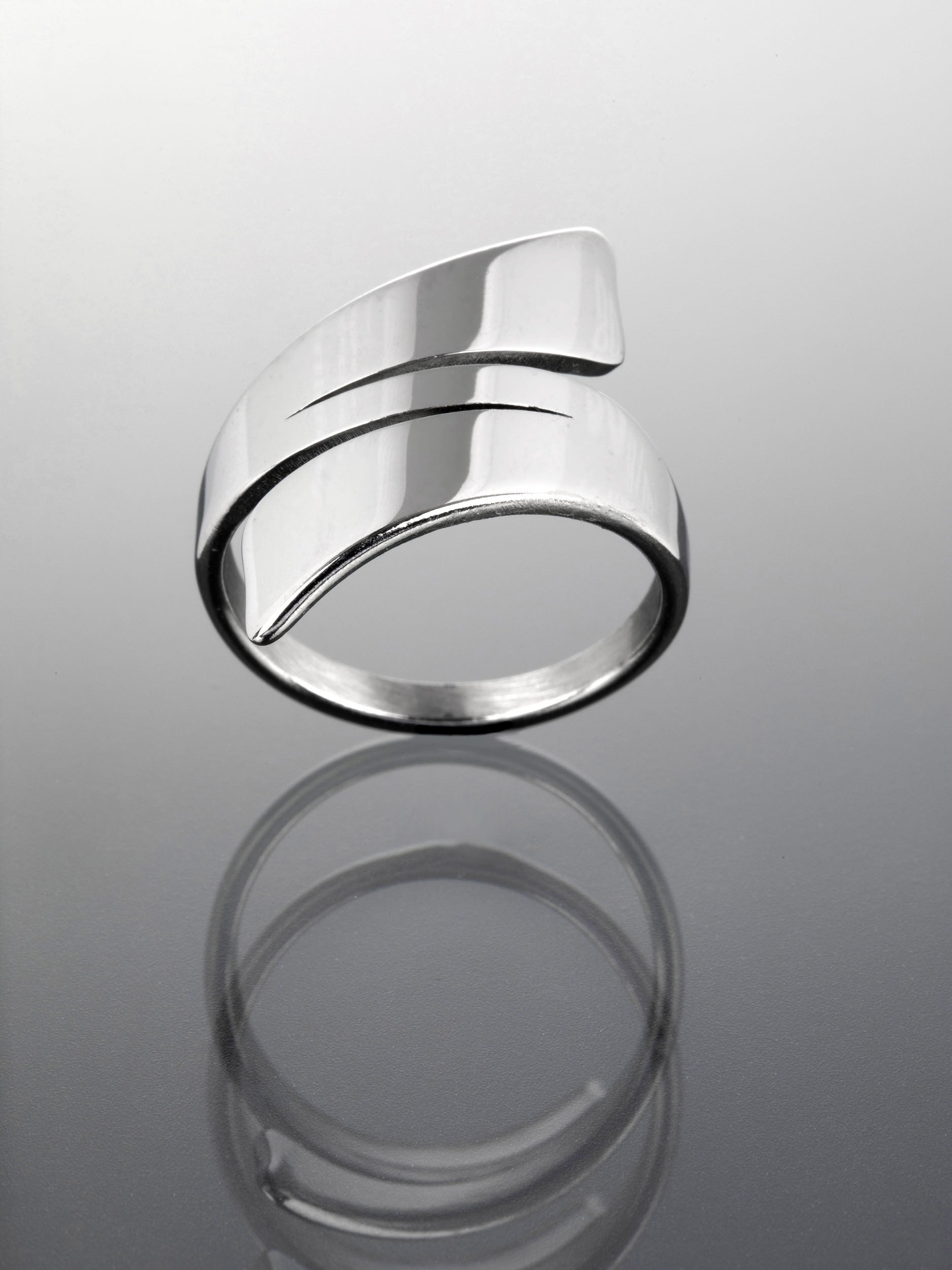 Luxusní masivní prstýnek z chirurgické oceli s moderním motivem PR0324-015507