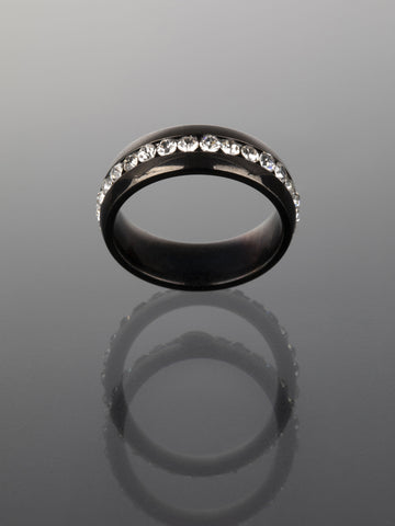 Jednoduchý prsten z chirurgické oceli černé barvy se zirkony PR0334-015002