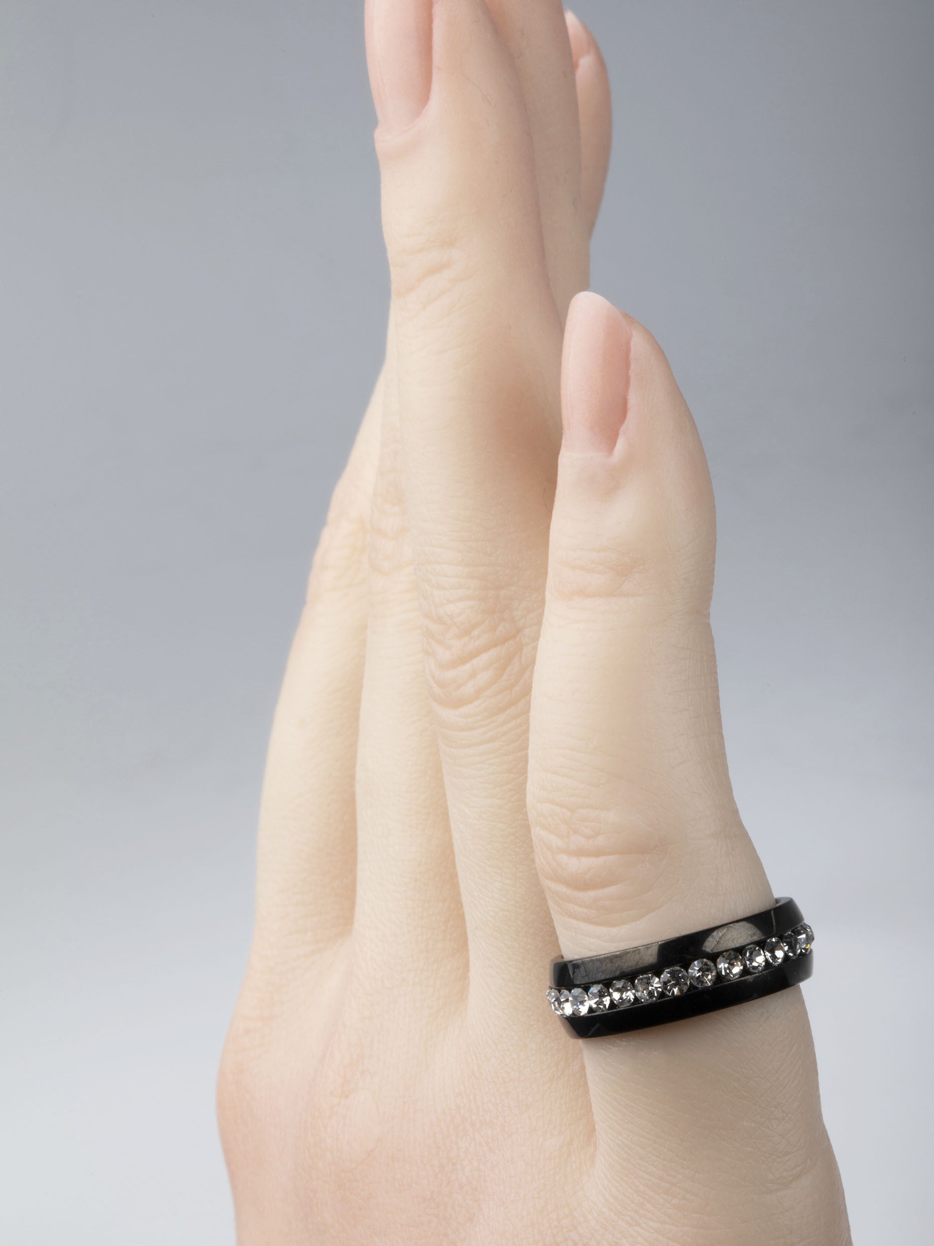 Jednoduchý prsten z chirurgické oceli černé barvy se zirkony PR0334-015002