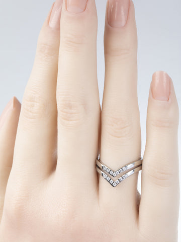 Luxusní dvojitý prstýnek z chirurgické oceli do tvaru V s drobnými čirými krystaly  PR0345-015707