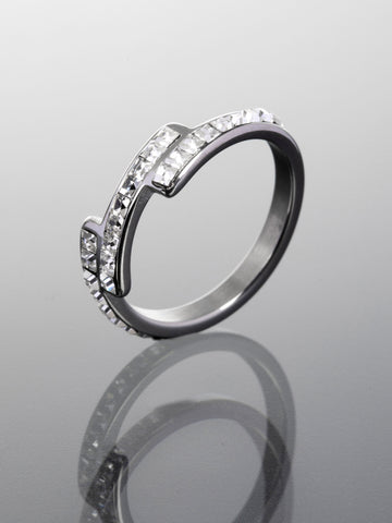 Krásný moderní prstýnek z chirurgické oceli s drobnými čirými krystaly PR0348-015307