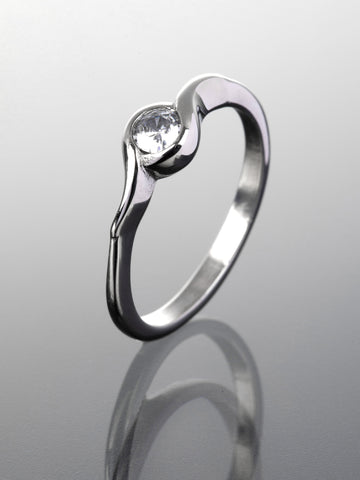 Luxusní prstýnek z chirurgické oceli s čirým krystalem PR0321-016107