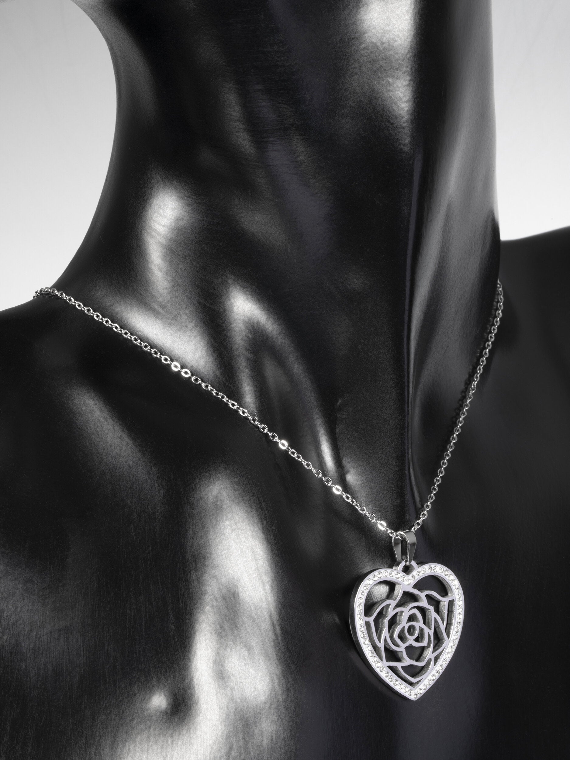 Náhrdelník z chirurgické oceli se srdcem s růží s drobnými čirými krystaly NK1199-0112