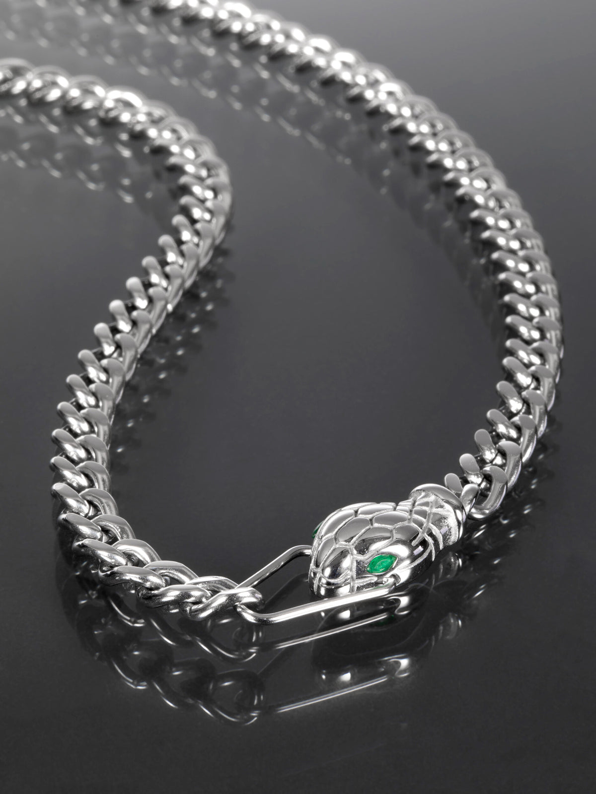 Masivní náhrdelník z chirurgické oceli s motivem hada s drobnými zelenými krystaly NK1237-0112