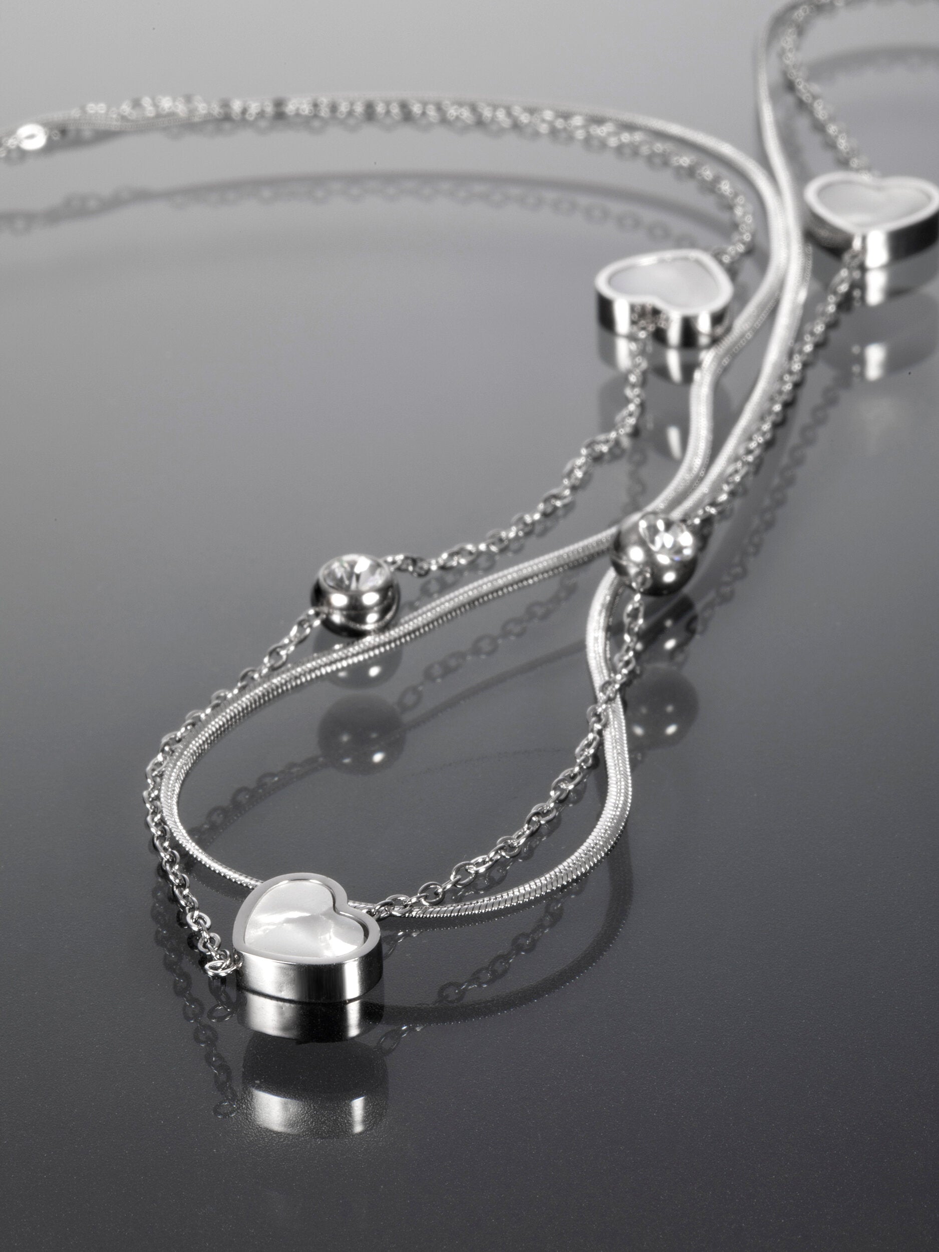 Krásný náhrdelník z chirurgické oceli s dvojitým řetízkem, srdíčky a kolečky s krystaly NK0921-0107