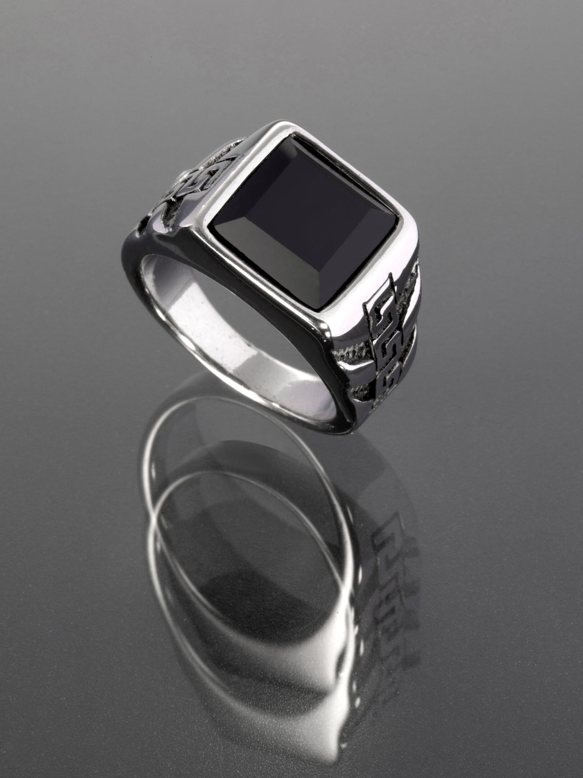 Pánský prstýnek z chirurgické oceli s výrazným černým krystalem PR0369-015337