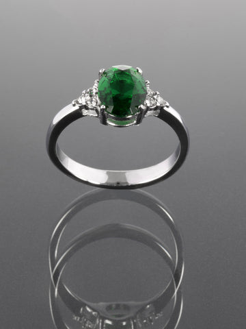 Krásný prstýnek z chirurgické oceli se zeleným oválným krystalem je skvělým doplňkem k jakém PR0350-015510