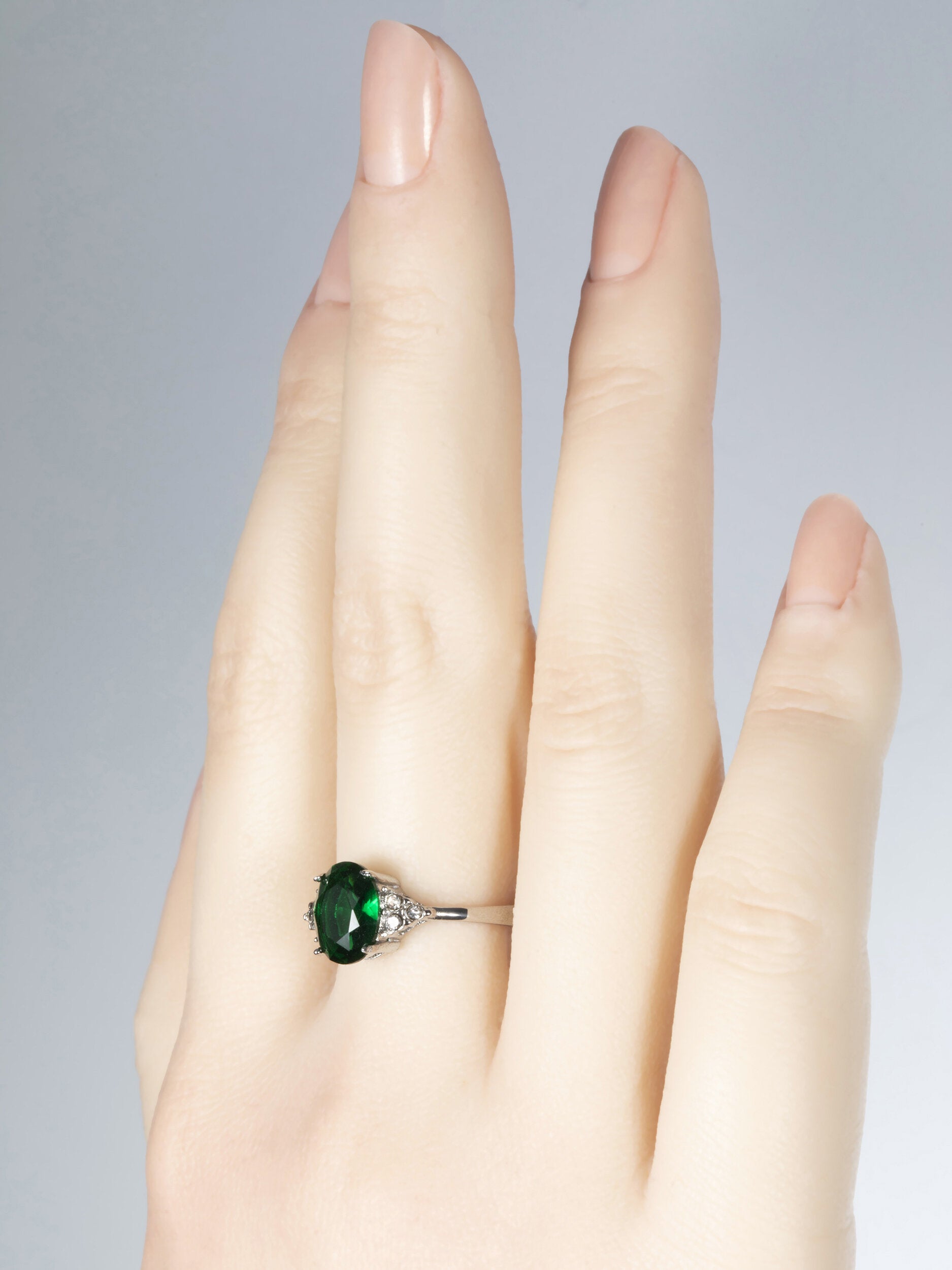 Krásný prstýnek z chirurgické oceli se zeleným oválným krystalem je skvělým doplňkem k jakém PR0350-016110