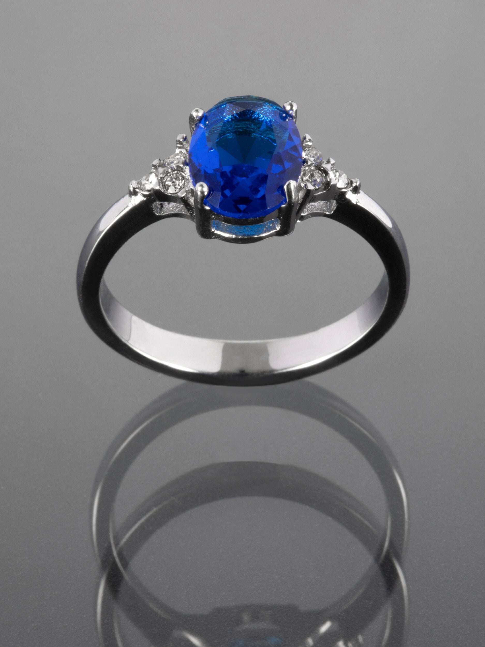 Krásný moderní prstýnek z chirurgické oceli s modrým oválným krystalem  PR0349-015505