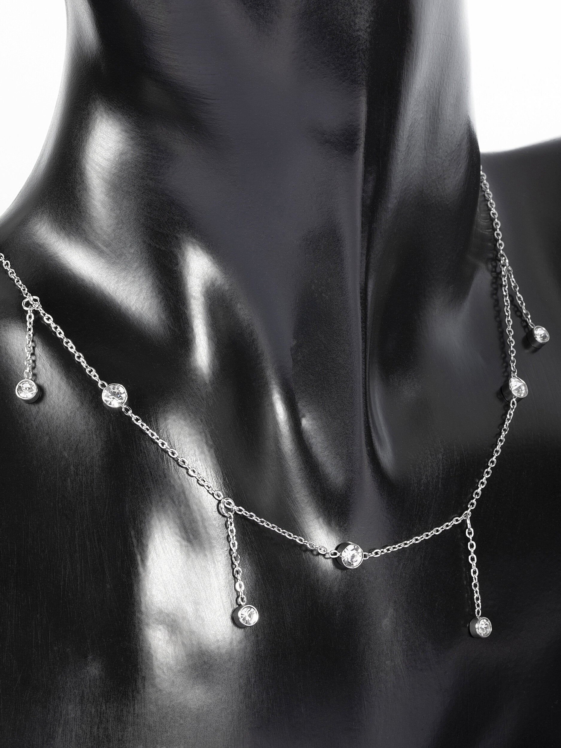 Luxusní jemný náhrdelník z leštěné chirurgické oceli s přívěškem a pecičkami s krystaly NK1352-0107