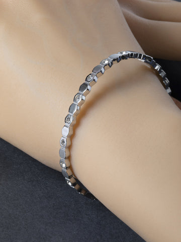 Elegantní pevný náramek z chirurgické oceli zdobený třpytivými krystalky NM2732-0107