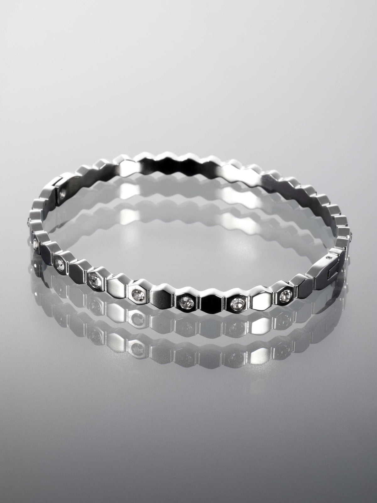 Elegantní pevný náramek z chirurgické oceli zdobený třpytivými krystalky NM2732-0107