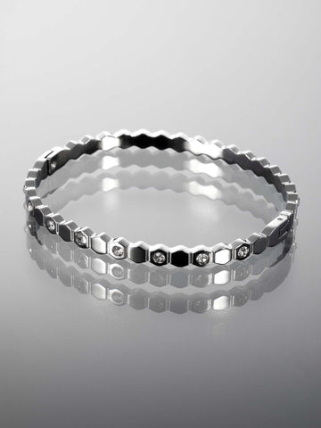 Elegantní pevný náramek z chirurgické oceli zdobený třpytivými krystalky NM2732-0107