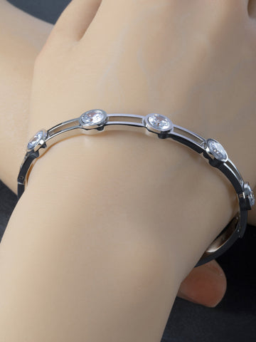 Elegantní pevný náramek z chirurgické oceli zdobený třpytivými krystaly NM2733-0107