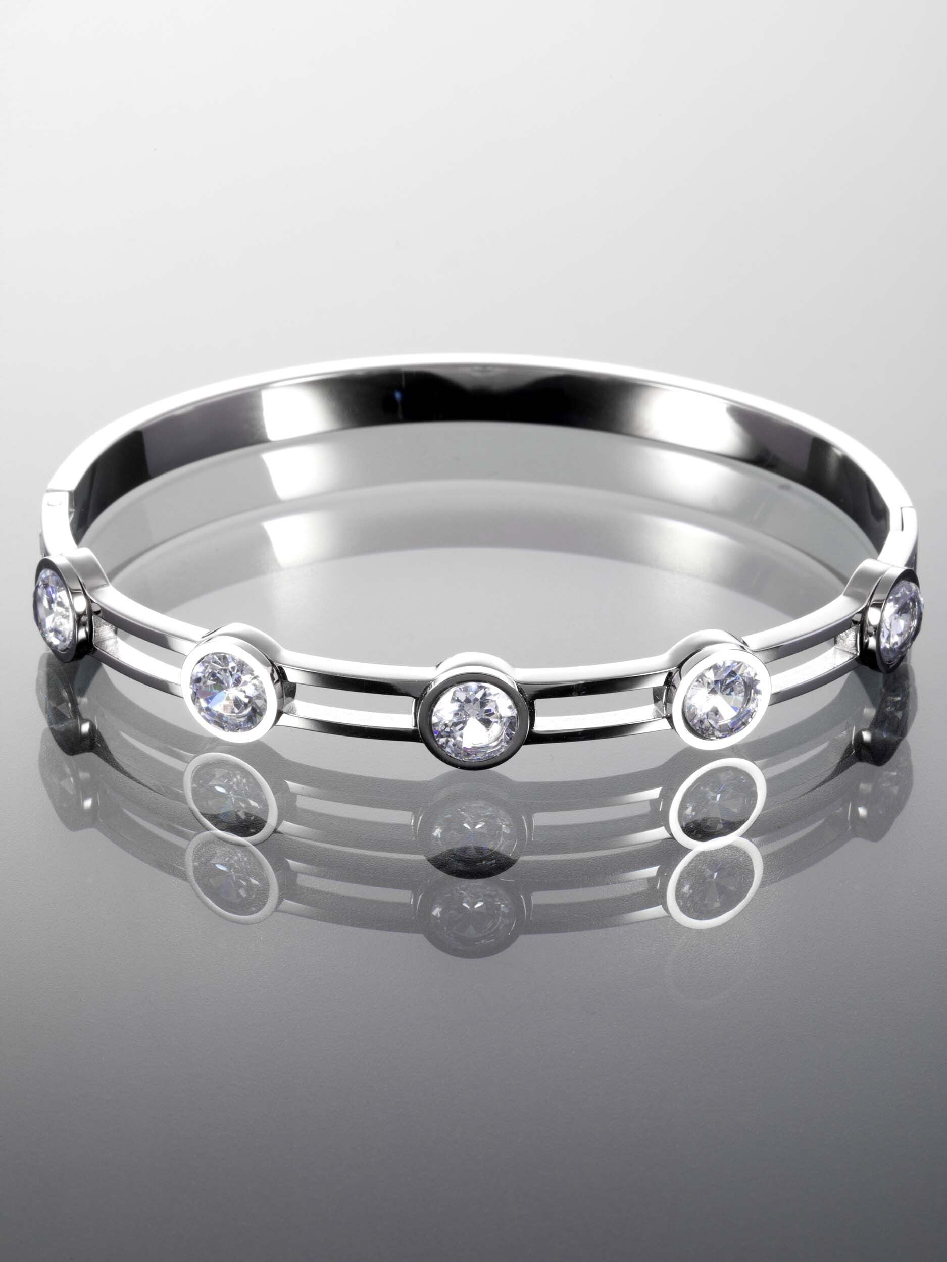 Elegantní pevný náramek z chirurgické oceli zdobený třpytivými krystaly NM2733-0107