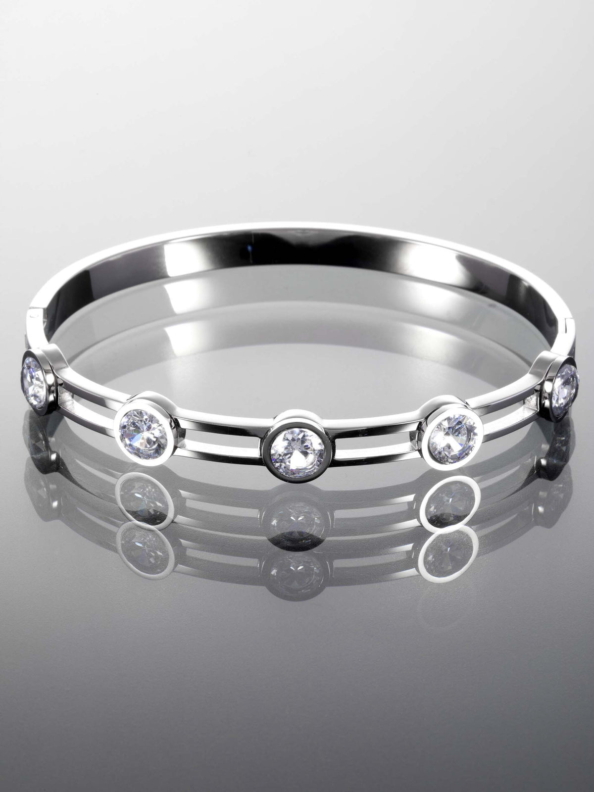 Elegantní pevný náramek z chirurgické oceli zdobený třpytivými krystaly NM2733-0107