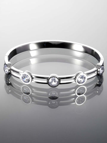Elegantní pevný náramek z chirurgické oceli zdobený třpytivými krystaly NM2733-0107