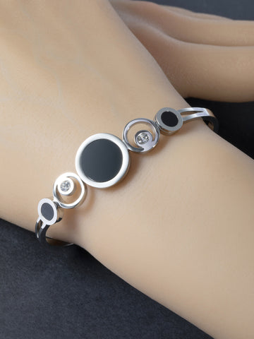 Elegantní pevný náramek z chirurgické oceli zdobený černými a čirými třpytivými krystaly NM2735-0107