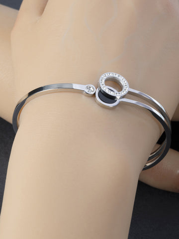 Elegantní pevný náramek z chirurgické oceli zdobený kolečkem se třpytivými krystaly NM2736-0107