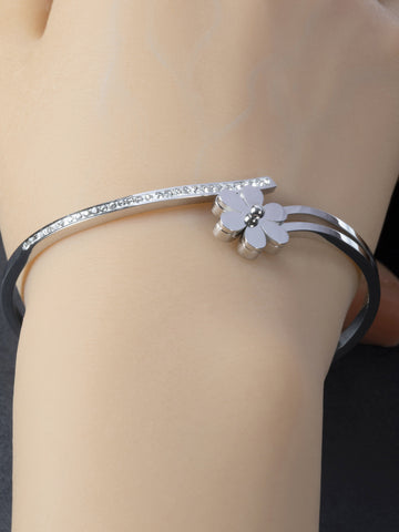Elegantní pevný náramek z chirurgické oceli zdobený kytičkou a třpytivými krystaly NM2739-0107